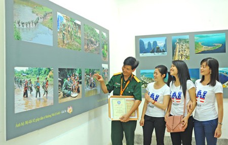 “越南边境海岛”宣传艺术摄影比赛颁奖仪式在河内举行