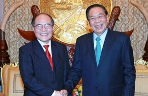 阮生雄拜会老挝人民革命党总书记、国家主席朱马利并会见总理通辛