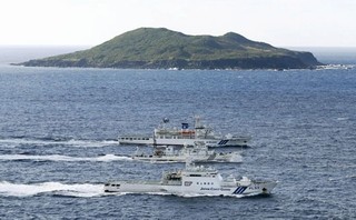 中国军舰通过日本冲绳岛附近海域