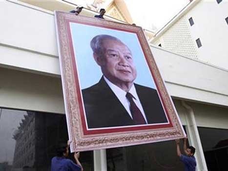 越南党、国家、国会和政府代表团出席柬已故太皇诺罗敦.西哈努克哀悼仪式