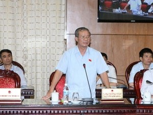 越南国会国防与安全委员会会议讨论交通安全问题