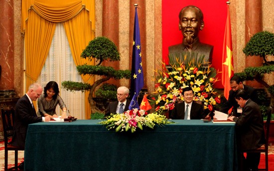 越南国家主席张晋创与欧洲理事会主席范龙佩举行会谈
