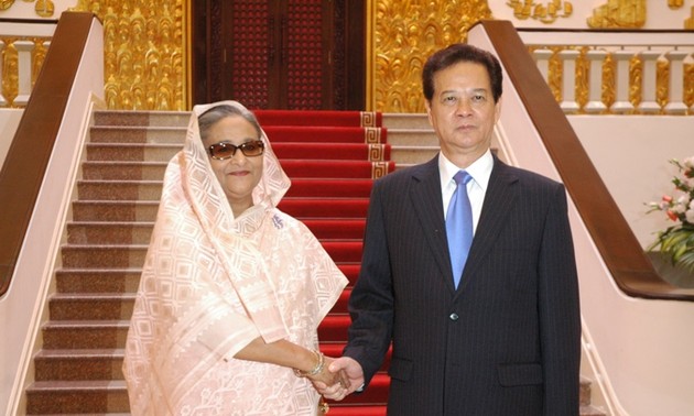 越南政府总理阮晋勇与孟加拉总理谢赫.哈西娜举行会谈
