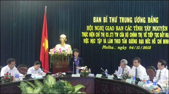 越共中央书记处与西原地区各省讨论落实政治局三号指示情况