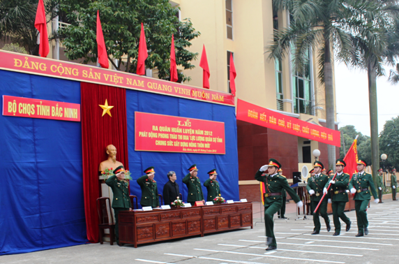 越南人民军始终发扬革命传统