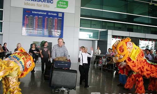 越南各地迎接2013新年首批游客