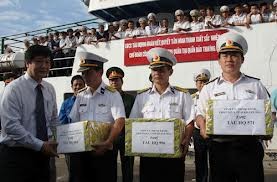 海军第五区司令部向香蕉岛指战员们赠送礼物