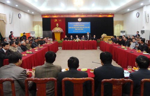 越南祖国阵线中央委员会主席黄担会见太平省天主教代表团