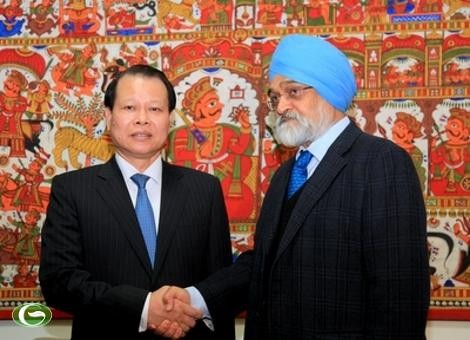 越南政府副总理武文宁与印度外交部长萨尔曼·库尔希德举行会谈