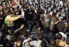 埃及示威者与警方在总统府前发生冲突