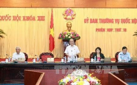 越南国会常务委员会继续讨论各项法律草案