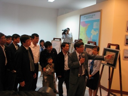 岘港举行“越南对黄沙群岛的主权”资料展
