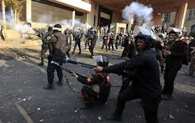 埃及警察与示威者发生冲突