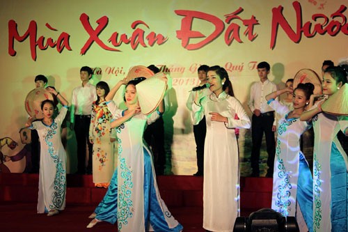越南诗歌日在全国各地举行