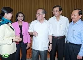 越南国会主席阮生雄与胡志明市领导人座谈
