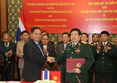 越南国防部长冯光青与泰国国防部长素坤蓬举行会谈