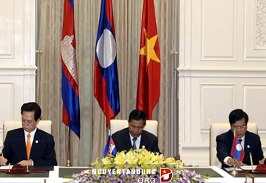 阮晋勇总理出席越老柬发展三角区政府首脑会议