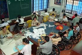 提供职业培训、创造就业，帮助残疾人融入社会