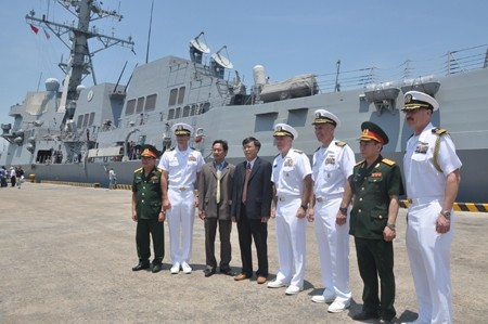 美国海军军舰对越南中部岘港市进行友好访问