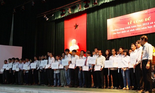 越南有关部门向数学专业学生颁发奖学金