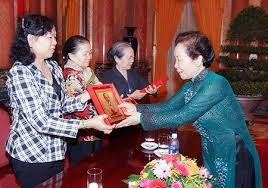越南国家副主席阮氏缘会见庆和省为国立功者访京代表团