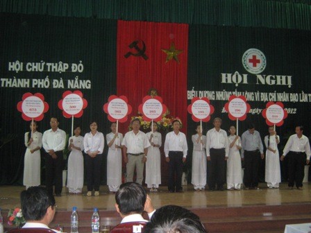 2012年人道主义活动先进表彰会在岘港市举行