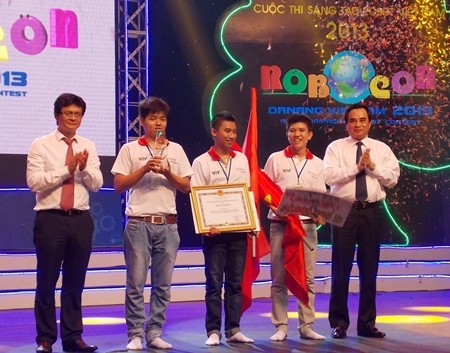 骆鸿大学队夺得2013越南大学生机器人大赛决赛冠军