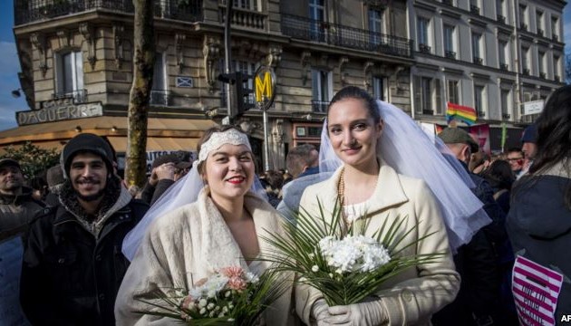 法国将同性恋婚姻合法化