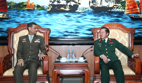 越南人民军总参谋长杜伯巳会见新加坡陆军司令辛格