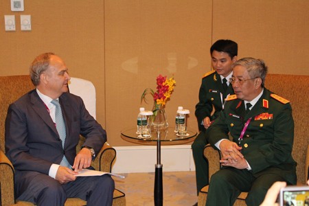 香格里拉对话会期间，阮志咏副部长会见多国国防部领导人