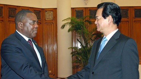 阮晋勇总理会见莫桑比克内政部长蒙德拉内