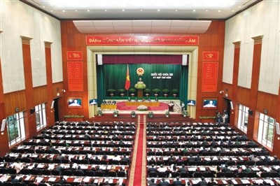 越南农业与农村发展部部长高德发接受国会质询