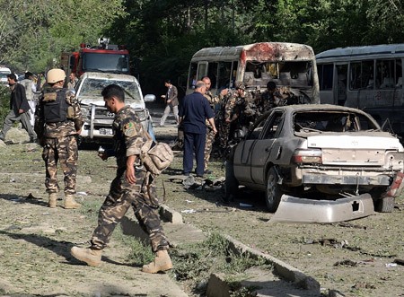 美国驻阿富汗大使馆附近发生爆炸，造成近60人伤亡