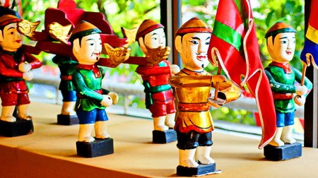 越南艺术团在日本举行水上木偶戏表演
