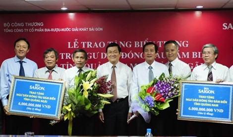 越南国家主席张晋创出席向渔民提供造船资金仪式