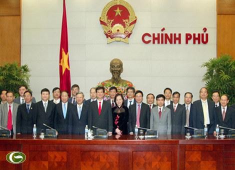 越南政府总理阮晋勇会见越南驻外代表机关代表团