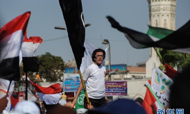 埃及数十万民众游行声援总统穆尔西