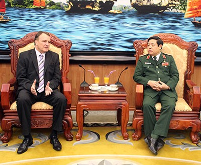 越南国防部长冯光清大将会见斯洛伐克驻越大使帕佐拉克