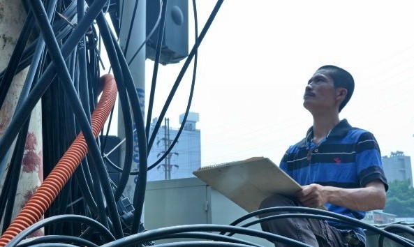 阮玉民绘画中的街景：凌乱的电线