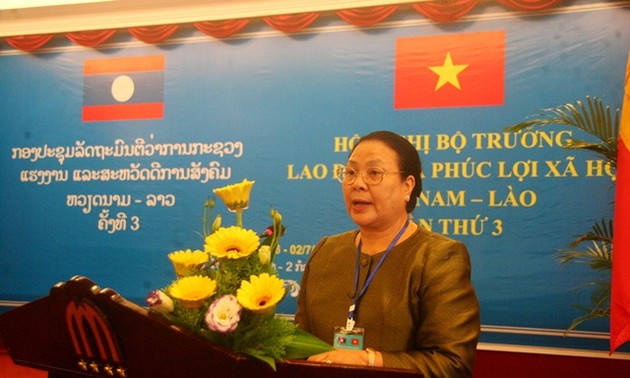 越南劳动荣军社会部与老挝劳动和社会福利部签署第三次部长会议纪要