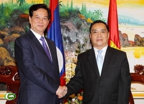 阮晋勇会见老挝政府总理通辛