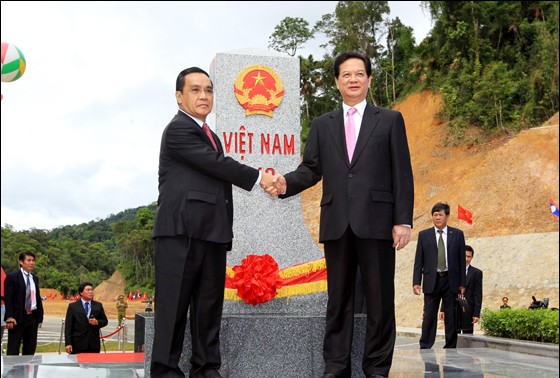 越南和老挝完成现代化、永久界碑系统竖立工作