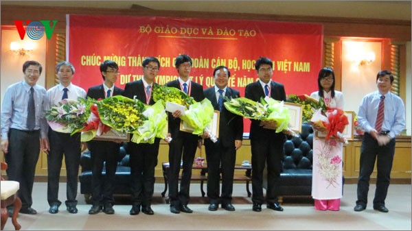 参加国际奥林匹克物理竞赛的越南学生代表团载誉归来