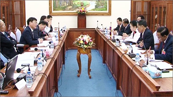老挝国会副主席赛宋蓬.丰威汉会见越南国会经济委员会代表团