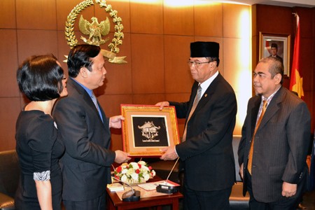 越南国会副主席黄玉山访问印度尼西亚