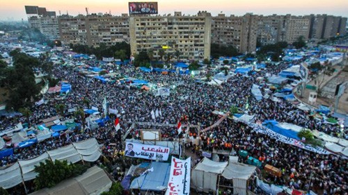埃及穆尔西支持者继续举行示威，要求恢复其职务