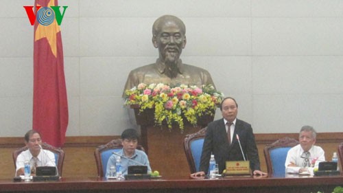 阮春福与前江省主要领导同志座谈