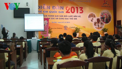 越南国家副主席阮氏缘与儿童对话