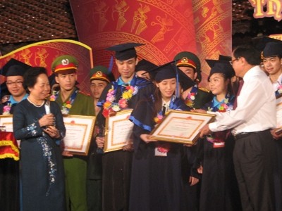 河内举行2013年大学毕业生状元表彰活动