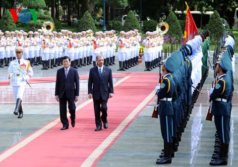 越南国家主席张晋创与塞舌尔共和国总统米歇尔会谈